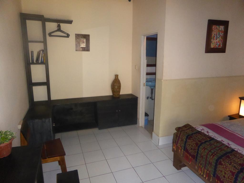 La Casa Homestay Senggigi Exterior photo