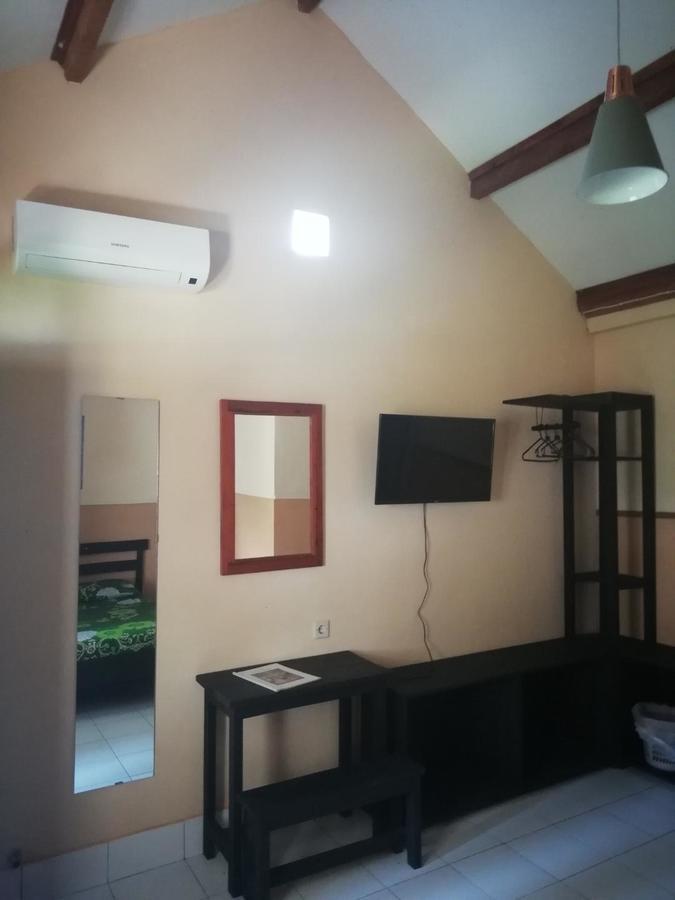 La Casa Homestay Senggigi Exterior photo